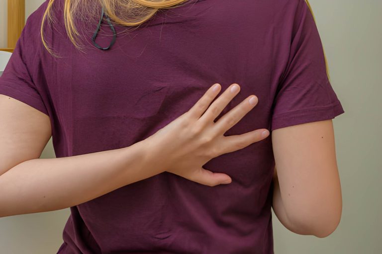 Sağ Kürek Kemiği Altında Ağrı Sebepleri: Hangi Organdan Kaynaklı?
